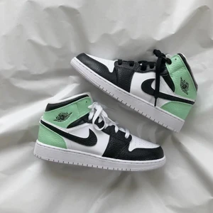 Mintgröna custom Jordan mids - Ett par mintgröna custom Jordan mids. Går att köpa på instagram, StainsCustoms. 🧚🏼‍♀️🧚🏼‍♀️