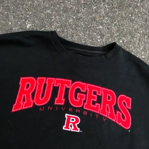 Varsity tröja - svart Collegetröja med röd text. Supersnygg men har för många 🤭  VI KÖR BUDGIVNING i kommentaterna! Startpris: 200. Avslutas ikv 18:00