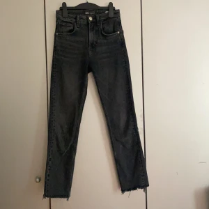 Jeans från Zara - Superskönt jeans från zara. Sitter tajt upptill och är lite utsvängda längst ner.