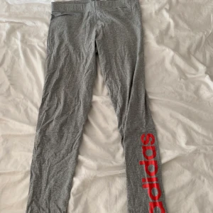 Adidastights i stl M💓💓 - Stretchiga gråa adidastights från adidas💓💓 OBS!! Frakt ingår ej!!💓💓