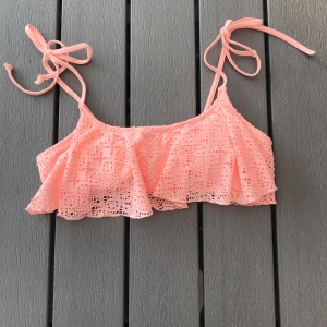 Bikini överdel i storlek XS - En jättesöt bikiniöverdel i storlek XS. Jag vet inte vart jag köpte denna p.g.a att jag klippt av lappen. Men jag har endast använt denna några få gånger så den är i bra skick. (Frakt ingår i priset)