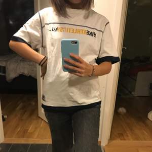 Säljer en ass snygg vintage nike t-shirt. Jag är en S person och den sitter overize:))