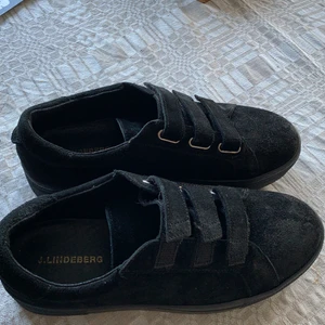 skor - säljer dessa mocka skorna från J.lindberg i storlek 39💜
