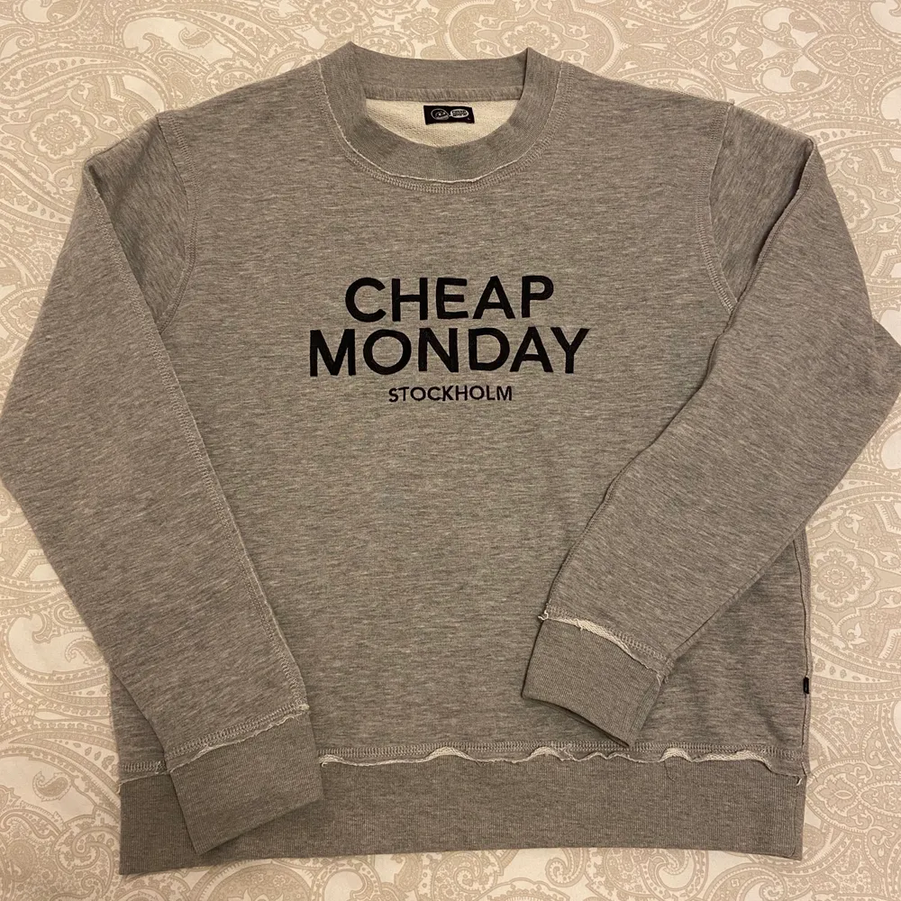 En grå sweatshirt i storlek L från Cheap Monday (modellen är strl S) köpt för några år sedan men den är oanvänd😊 kan mötas upp i Linköping annars tillkommer frakt!. Tröjor & Koftor.