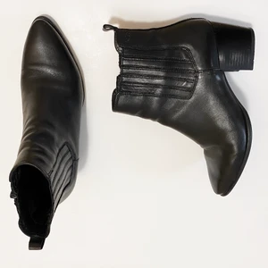 Stövletter Svarta Läder - Perfekta till fest och vardag! Klackhöjd: 5 cm.  Märke Dasia från Scorett. Fel storlek för mig och använda en gång. Finns ett litet rivmärke på ena skon (se bild). Hämtas i innerstan eller skickas mot frakt. De har kostat 1200kr.