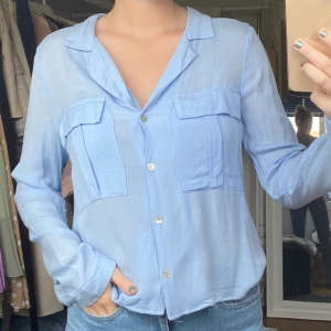 Skjorta Zara - Ljusblå jätte tunn och fin skjorta från Zara. Storlek M men passar både mindre och större beroende på hur man vill att den ska sitta. Använd 1 gång🦋 skriv i dm vid frågor eller intresse⚡️💗 Pris kan diskuteras🧚🏼 Frakt tillkommer 63kr spårbart.