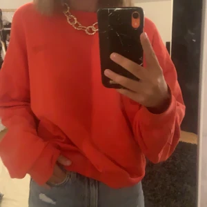 Levis hoodie röd - En få tal använd Levis hoodie, köpt för 699 kr, inga fläckar eller slitningar, köparen står för frakt, pris kan diskuteras 