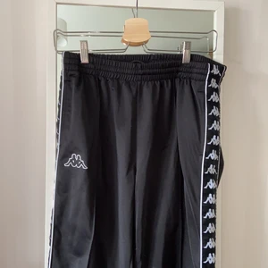 Kappa Astoria Snap Byxa - Kappa byxa med knappar på sidorna med fickor. Slim fit, är något liten i storleken så funkar även för M. Använt några gånger men är i bra skick. Nypris (699kr). Frakt ingår.