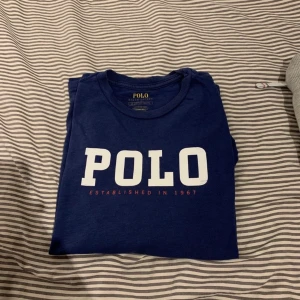 Ralph lauren blå - Bra skick och fåtal gånger jag använt den. Säljer för 300