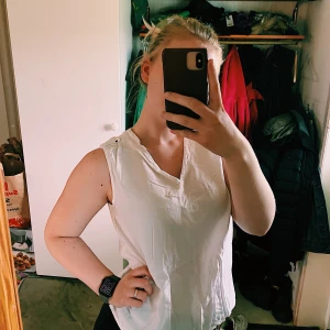 Simpel vit blus  - Fint skick, frakt tillkommer.