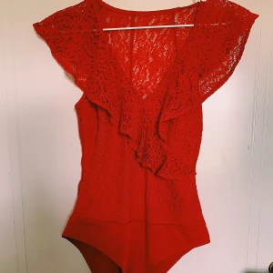 Spetsbody  - Fint skick, frakt tillkommer.