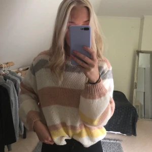 STICKAD TRÖJA OVERSIZE  - Stickad tröja som sitter snyggt i oversize, o jag är en (S) 