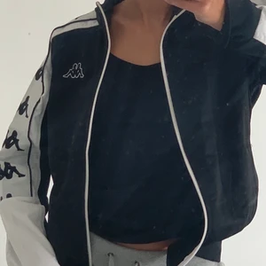 KAPPA kofta | storlek S - Svart med vita detaljer och dragkedja🖤 snygg passform 