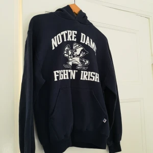 Vintage collegetröja  - Säljer en vintage college hoodie, passar s-m cond : General wear, budgivning börjar på 300 kr minsta höjning 35 kr köp direkt för 500 plus frakt(63kr)