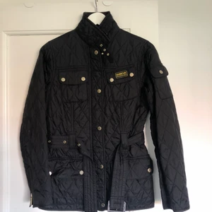 Barbour jacka - Jacka från barbour. Inte fodrad. Använd en kort period. Fint skick. Nypris 2000 kr.