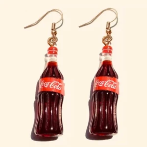 NYACOCA COLA AKRYL ÖRHÄNGEN MED GLITTER ETUIET - 🥳🤗☀️🍁NYA COCA COLA AKRYL ÖRHÄNGEN MED MAGISKT GLITTRIG TYG ETUIET 🥳🤗🧚‍♂️*BJUDER PÅ PORTOT + PRESENT PAPPER 