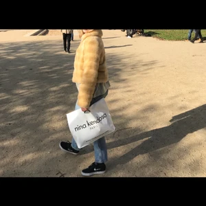 Beige fake fur  - Beige, kort fakepäls från Sisley, storlek S. Har hakar/knappar och knappt använd. Köpt på Judits i stockholm. Perfekt höstjacka!!!💕