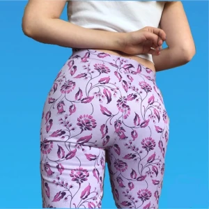 Supersöta byxor med blommigt mönster - Rosa-lila bootcut byxor med snyggt blommönster. Inget märke. Skriv till mig om du vill ha de exakta måtten.