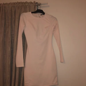 Gina Tricot klänning med öppen bak  - Ny Gino tricot klänning med öppet bak, storlek S, har använt den 1 endast gång 