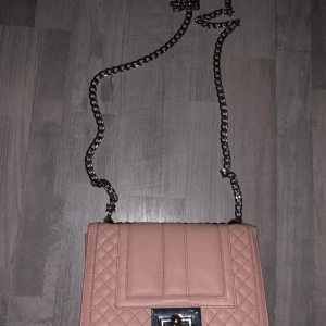 Väska gina tricot - Väldigt fin rosa väska ifrån gina tricot med silverdetaljer!