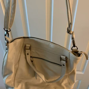 Väska - Säljer en fin väska med många fack både innerfickor och ytterfack. Använd, lite små ”fläckar” (skriv för fler bilder på ”skadan”. Köparen står för frakten. Fraktar endast.