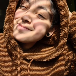 Teddy hoodie - En mysig teddy hoodie som jag köpte här på plick för någon vecka sedan. Säljer den igen då jag inte blev nöjd med passformen. Vet ej hur mycket den har använts men den är i bra skick! Från Bikbok i stl XS, men liiiite oversized 🧡