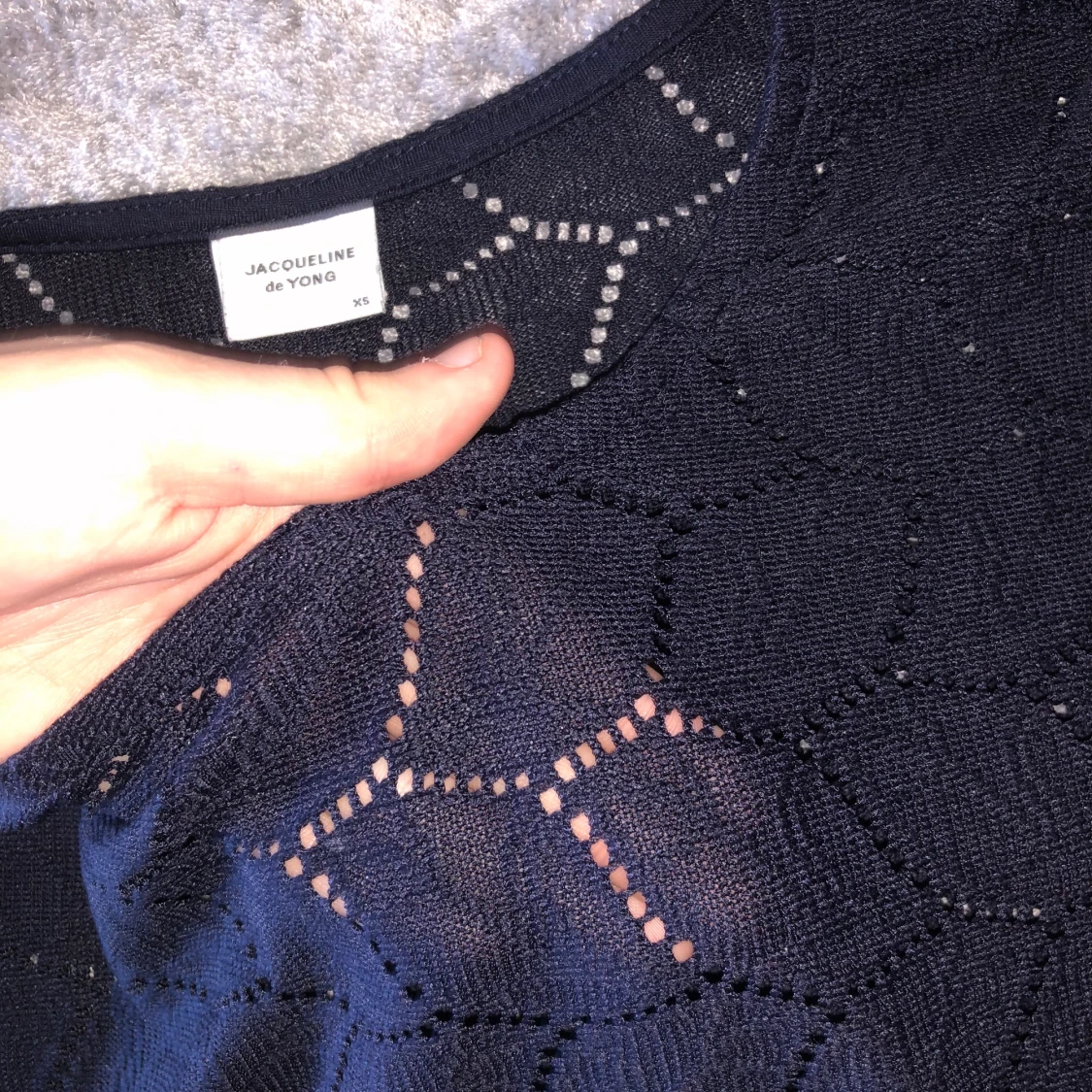 Marinblå T-shirt med fina detaljer - 91