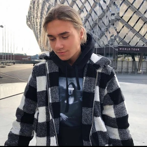 Jacka inför vintern/höst - Köpt för 900 kr förra året. Knappt använd i nyskick. Frakt ingår i priset/ ginns hämta annars i Stockholm.. Mindre i storleken skull säga den är en L. En riktig kvalitetsjacka som inte längre säljs<3