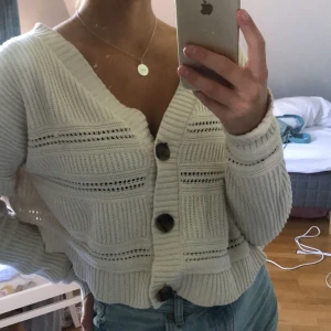 Beige Cardigan - Skit snygg cardigan som är lika snygg utan och med ett linne/tröja under! V-ringad i nacken. Köpt i USA på AÉROPOSTALE för 520 kr. Storlek S. 🦋🦋🐋🐋