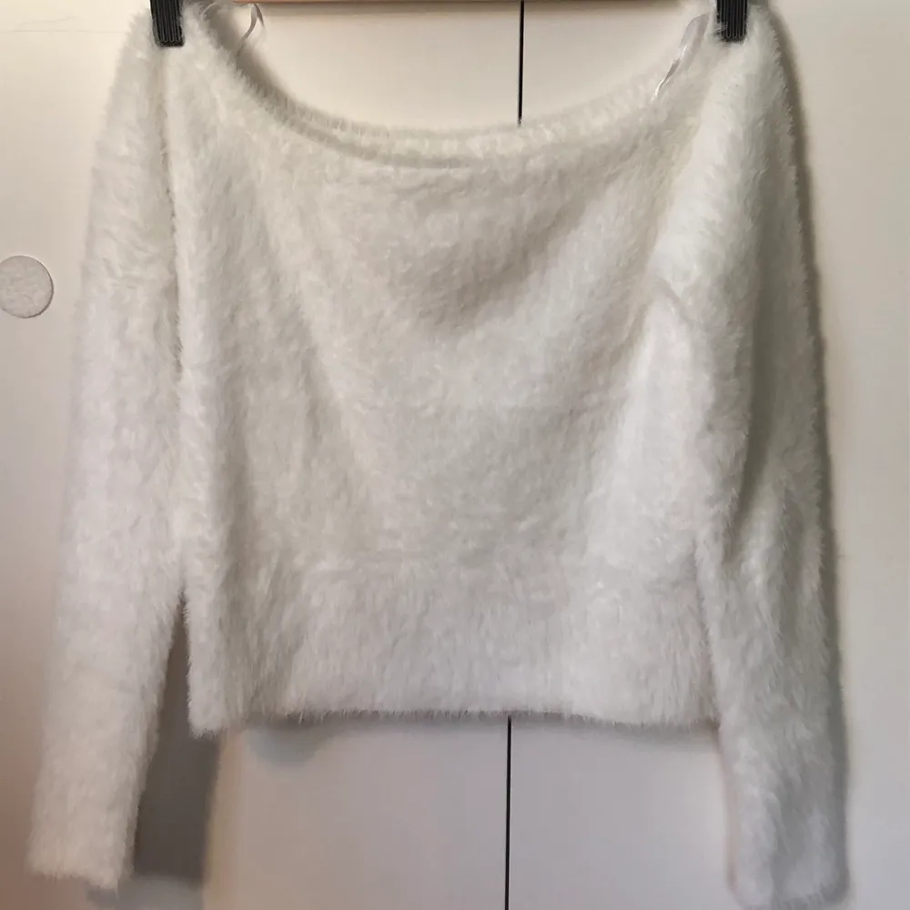 Off shoulder långärmad vit fluffig tröja från hm. Jätte fin och kliar inte alls. Kan mötas upp i stockholm eller frakta. Obs: köparen står för frakten och ansvarar inte för postens slarv. Tröjor & Koftor.