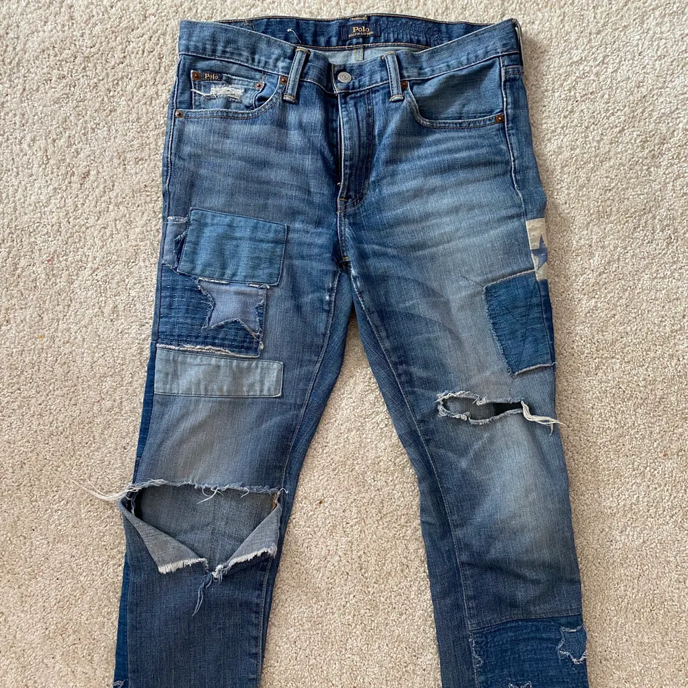 Tidlösa och snygga ralph lauren jeans med olika typer av lappar på. Köpa för två år sedan på Jacki. Nyttpris ca 2000kr. . Jeans & Byxor.