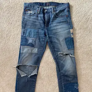 Tidlösa och snygga ralph lauren jeans med olika typer av lappar på. Köpa för två år sedan på Jacki. Nyttpris ca 2000kr. 