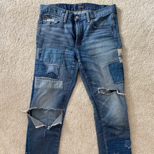 Snygga ralph lauren jeans - Tidlösa och snygga ralph lauren jeans med olika typer av lappar på. Köpa för två år sedan på Jacki. Nyttpris ca 2000kr. 