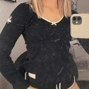 Gullig topp - En väldigt fin och klassisk topp från Odd Molly. Den är i storlek 1 vilket motsvarar S. Fåtal gånger använd därmed ett fin skick. Ordinariepris ligger runt 500 om jag minns rätt❤️