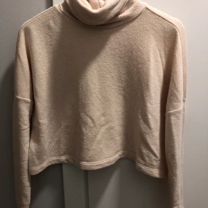 Croppad tröja - Croppad, stickad tröja som är väldigt mjuk och mysig. Knappt använd så är i fint skick. Säljer pga lite för liten för mig!🥰