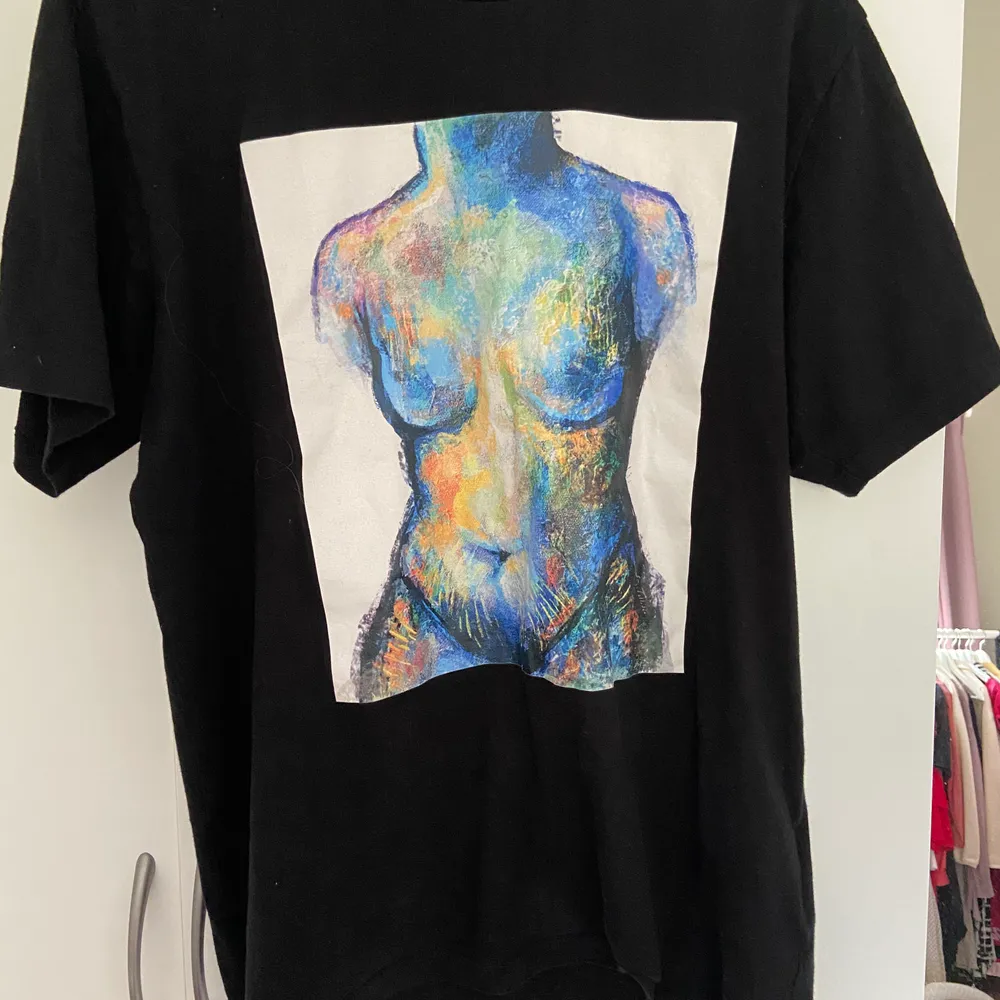 Från ett uf företag, köpt förra året. Coolt tryck med en naken kvinnokropp! Storlek M, sitter snyggt oversized☺️. T-shirts.
