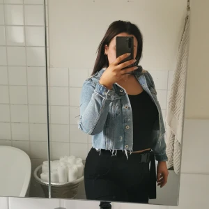 Snygg jeans jacka stl 36 - Snygg jeansjacka stl 36,passar en 38 med. Midjelängd, jag är 160. Snygga slitningar på olika ställen. 