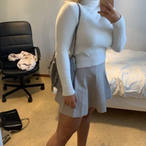 Super snygg stickad från Zara - Hur fin och mysig tröja som helst från zara, använd fåtalet gånger. Liten i storlek passar en S