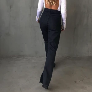 Hanna Schönberg x Na-kd jeans - Svarta jeans med slits i storlek 36 från Hanna Schönbergs kollektion för Na-kd. Säljer pga för stor storlek och därmed knappt använda. Buda här nedan eller skriv privat, köparen står för frakten💕