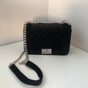 Handväska nyskick - Handväska, aldrig använd. Köptes för 349kr och säljs för bara 99kr!! Supersnygg och bra kvalité