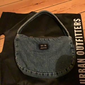 Skit cool jeans väska - Knappt använd. Högsta bud