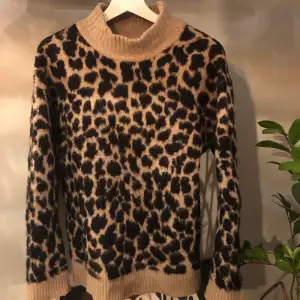 Varm och skön stickad tröja från nakd. Beige med svart leopard. 