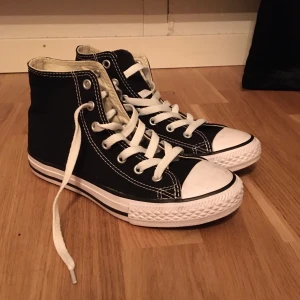 Converse - Svarta höga converse i storlek 34. Dock stora i storlek så skulle säga att de passar 35-36 snarare. Endast använda 1 gång så i nyskick. Buda!      Högsta bud: 260kr                                                                   BUDGIVNING AVSLUTAS MÅNDAG 20.00