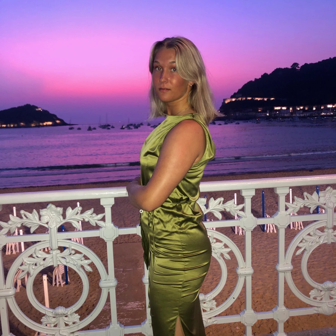 Olivfärgad silkes klänning 