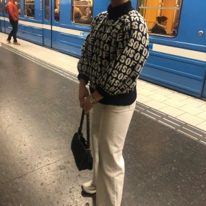 Stickad tröja med bokstäver - Cool tjocktröja 