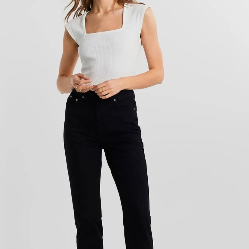 Helt oanvända då de är för stora. Modellen dagny mom jeans i strl 44 från Gina tricot. Kostar 500kr nypris.. Jeans & Byxor.