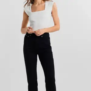 Helt oanvända då de är för stora. Modellen dagny mom jeans i strl 44 från Gina tricot. Kostar 500kr nypris.