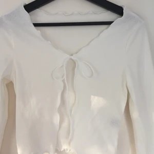 Vit knytkofta - En vit kofta med knut. Aldrig använd. Storlek S