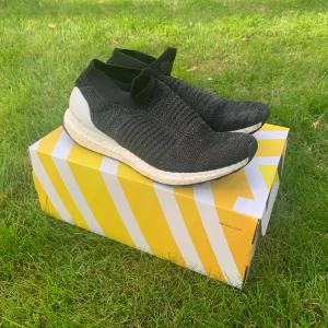 Adidas ultraboost laceless  - Tjena, säljer nu mina ultraboost laceless, dom är i fint skick och har mest använt dom för inomhusbruk, några fläckar på sulan här och där men inget stort, storlek 42 EUR. Budgivning börjar på 500kr, nypris 2000kr 