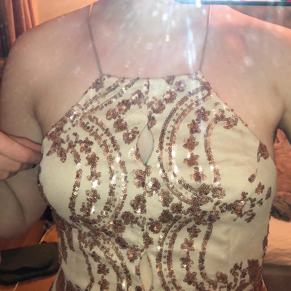 Tight fit, but has straps that you can adjust the back with. I am 172 cm and for someone taller it might be a bit too short. The zipper in the back works well, although it can be a bit tricky. Cute and perfect for parties!! Wore it to my prom :). Klänningar.